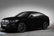 【黒塗りの高級車】「世界で最も黒い黒」ウソのように真っ黒なBMWがデビュー、すごすぎる黒すごすぎる