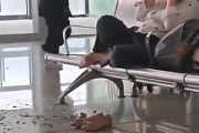 【動画】中国あるある、待合室に座る女性、食べかすをそこら中に散らかす～！