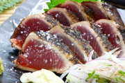 高知のカツオのタタキが分厚くて美味しそう