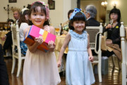 花束贈呈のために５歳の姪が結婚式に参加。「どこのモデルだ！？」ってくらい完璧にこなしたんだけど、披露宴が終わった途端倒れた…