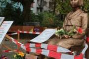 【聯合ニュース】ベルリン少女像を当局が強制撤去　韓国系市民団体の抵抗むなしく [10/17]  [昆虫図鑑★]