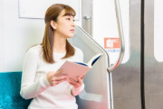 【悲報】電車乗車時オレ「キモいおっさんと美少女の隣の席が空いてるな…どうしよう…」→ 結果ｗｗｗｗｗｗｗｗ