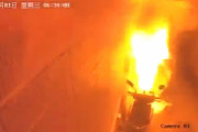 【動画】中国あるある、玄関前に止めていた電動バイクが突然、火噴いて大炎上～！