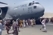 【悲報】アフガニスタンの空港、地獄。国から逃げようと大勢が飛行機にしがみつき、上空で投げ出される
