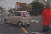 【無敵】オンボロ軽自動車おじさん、横断歩道で停車した車にブチ切れ・歩行者を轢きそうな勢いで前に割り込み降りて威嚇ｗｗｗｗｗｗｗｗｗｗｗ