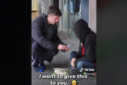 ティックトッカー「ホームレスにお金を渡した後、どんな行動に出るか隠し撮りしてみますｗ」→予想外の展開に・・・