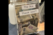 日本の飲食店さん、外国人観光客向けに『チップボックス』を導入→物議に