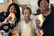 【画像】黒人兄妹さん、パン屋で店内立ち食いして店主と記念撮影