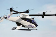 空飛ぶクルマ、新機種を発表　2人乗り、最高時速100キロ、航続距離5～10キロ、飛行時間5～10分