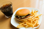 【当然】マックに最も合う飲み物、もちろんあれしかない😎wwwwwwwwwwwwwwwwwww