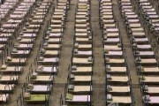 【画像】中国、大型展示場に新型コロナ患者を大量収容