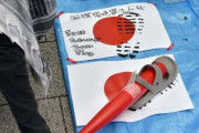 反差別活動家が「国旗損壊」新宿駅前で国旗踏みつけパフォーマンス