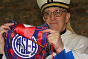 逝去したローマ教皇、アルゼンチンのサン・ロレンソのサポーターだった