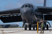 アメリカ空軍がB-52戦略爆撃機4機をグアムに前方展開…有事の即応力を定期的に確認！