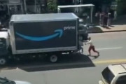【動画】黒人さん、路上でAmazonの受け取りをしてしまう・・・