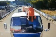 【長崎】これはひどい。無人のクレーントラックに正面から突っ込まれてしまうオイオイ動画。