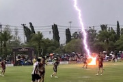 【動画】サッカーの試合中の落雷で選手1人が死亡、12人が負傷した事故。