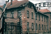 アウシュビッツ博物館、再開に向けて完全自動の全身消毒ゲート導入