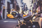 【別件だが】日本の警察、バイクをフルスイングでブン殴る動画流出WWWWW