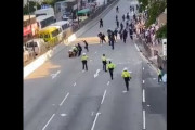 香港交通警察のバイクがデモ隊に突っ込み若者を殺そうとする(動画あり)！
