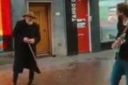 海外「その瞬間を生きてるねぇ！」ストリートミュージシャンと、ノリノリでダンスする老紳士がまるで映画のワンシーンのよう！海外の反応