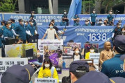 韓国人「反安倍反日青年学生共同行動の大学生が、慰安婦像に体を紐で縛ってデモ！」日本政府に謝罪と賠償、日韓合意の破棄を求める！　韓国の反応