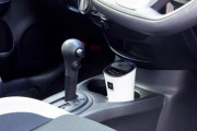 【新製品】シャープ、イオンの発生量を増やした車載用消臭機器【アレに効くとは一言も】