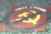 【動画】ポーランド、サッカーの試合で「共産主義は出て行け」の巨大な旗が登場！