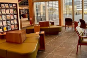 新しくオープンした図書館、オシャレに仕上げた結果指摘が入る「日焼けで本が死ぬ」