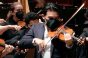 【動画】チャイコフスキーを演奏中にソリストのヴァイオリンの弦が切れてしまうハプニング。