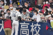 大谷翔平が〝メジャー流〟ファンサービス　試合前アップ途中でファンに超即席サイン会