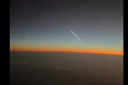 【動画】旅客機から見えた、イランからイスラエルへ飛び立つミサイル群が幻想的で綺麗だと話題に