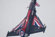 イギリス空軍が国旗「ユニオンフラッグ」塗装を施したタイフーン戦闘機を公開！