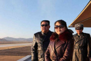 父親似のファッション?　金正恩氏の娘、サングラスに革コートで登場