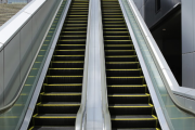 【画像】エスカレーターさん、とあるものが引っかかって破壊される…