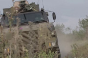 「ブッシュマスター装輪装甲車のおかげ」ウクライナ反撃の立役者…爆発物を突破し高速輸送、電撃作戦を支える！