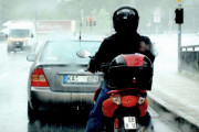 バイクに乗る時の雨具みたいなのってどこで買えば良い？