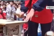 【動画】 生徒が自分のスマホをハンマーで破壊・・ 校則違反の罰が中国で物議