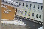 【動画】歩いていた母子が巻き込まれた恐怖の屋根雪崩の瞬間。