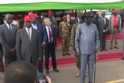海外「式典中に公衆の面前でおもらしする南スーダンの大統領」