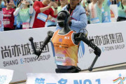 中国で「世界初」人型ロボがマラソン　一般ランナーと並走