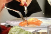 外国人「え、女優が寿司をフォークとナイフで食べてるんだけど…」