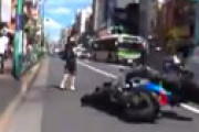 【動画】 女さん、歩きスマホで事故を起こしながら何食わぬ顔で逃げる
