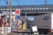 【動画】横浜市で撮影されたトラックの膨らみ左折ひどすぎワロタｗｗｗｗｗ