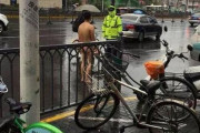 【動画】横浜で半裸男が鉄パイプ振り回して警察と大乱闘ｗｗｗｗｗｗｗｗｗｗ