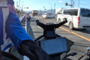 【動画】バイク女子さん、白バイに命を救われる