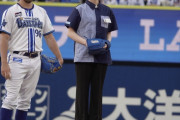 完投勝利のDBバウアー、始球式のアイドルに照れてしまう