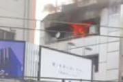 【動画】 神田駅西口のビルで炎と黒煙が吹き荒れる火災 「にゃおの上のフロア」 緊急車両集結で騒然