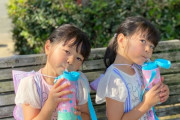 子供が転倒した際に肩掛けの水筒でお腹を強打、内臓摘出に… こども家庭庁などが注意喚起