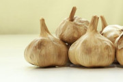 中国産ニンニク「3個で100円です」青森産ニンニク「1個200円です」ワイ「…」